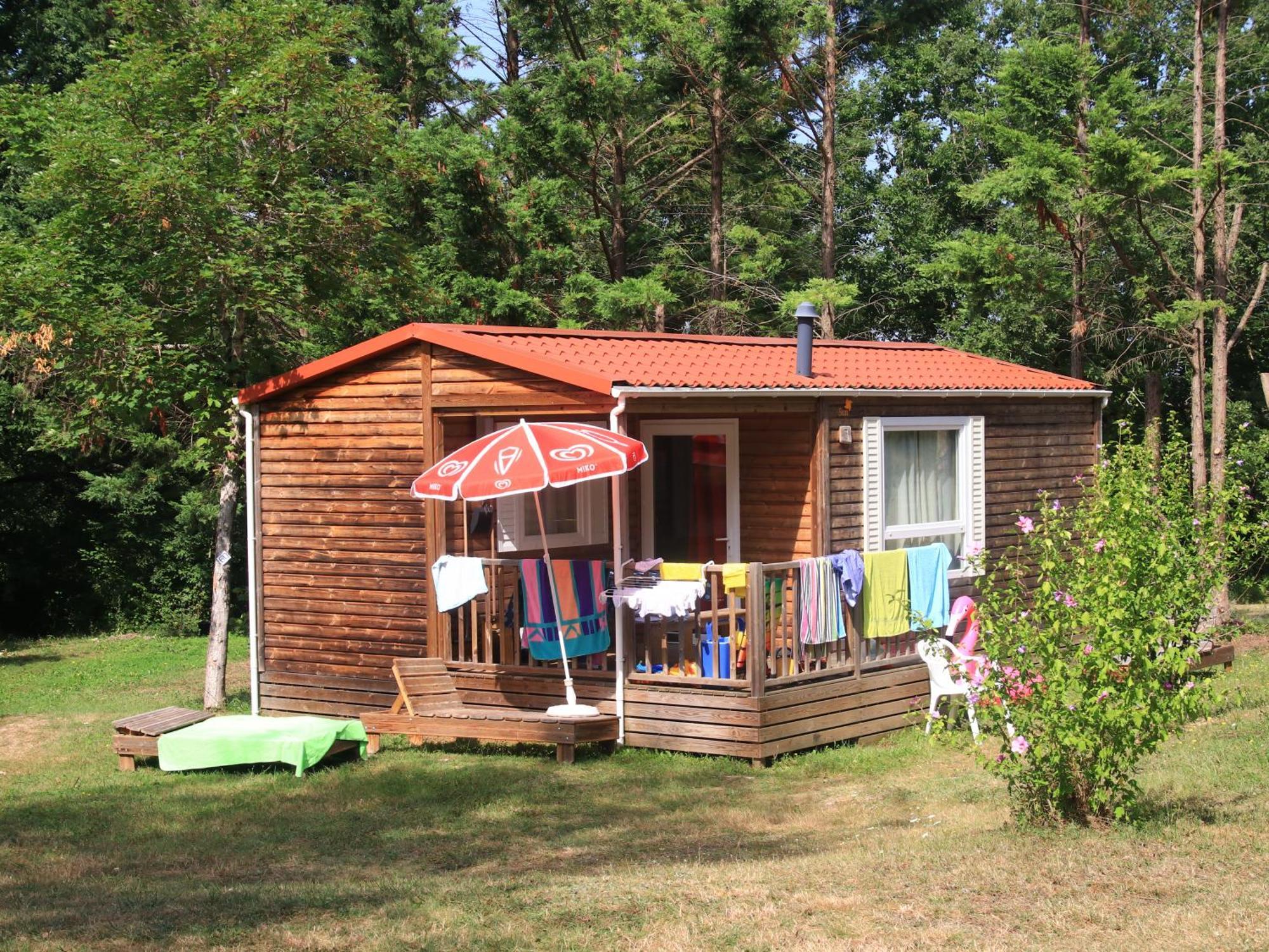 Camping Fontaine Du Roc Guest House Devillac Exterior foto