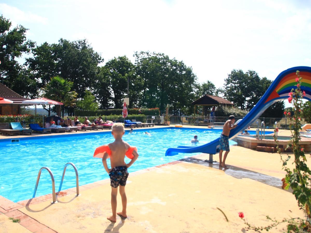 Camping Fontaine Du Roc Guest House Devillac Exterior foto