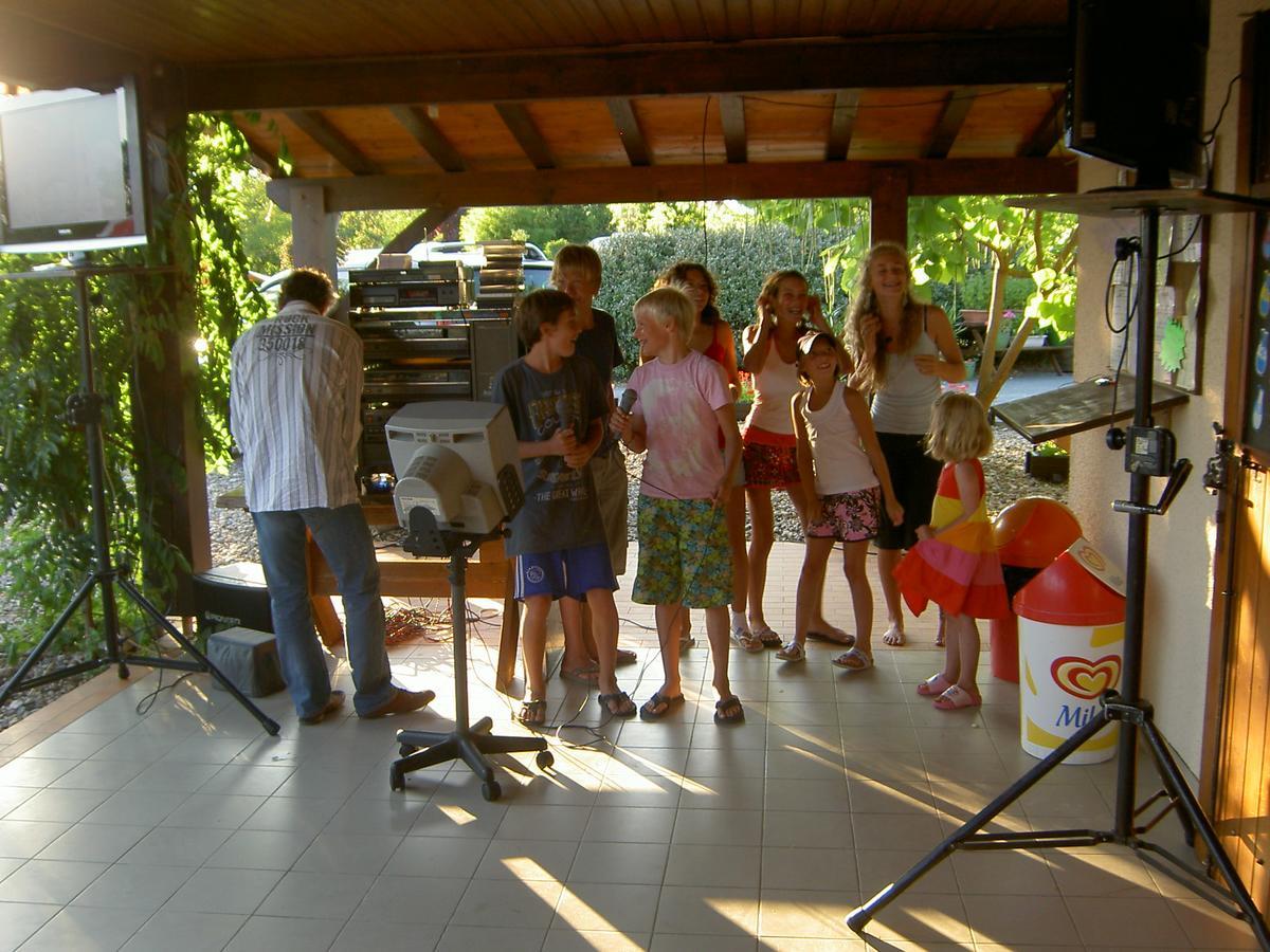 Camping Fontaine Du Roc Guest House Devillac Exterior foto